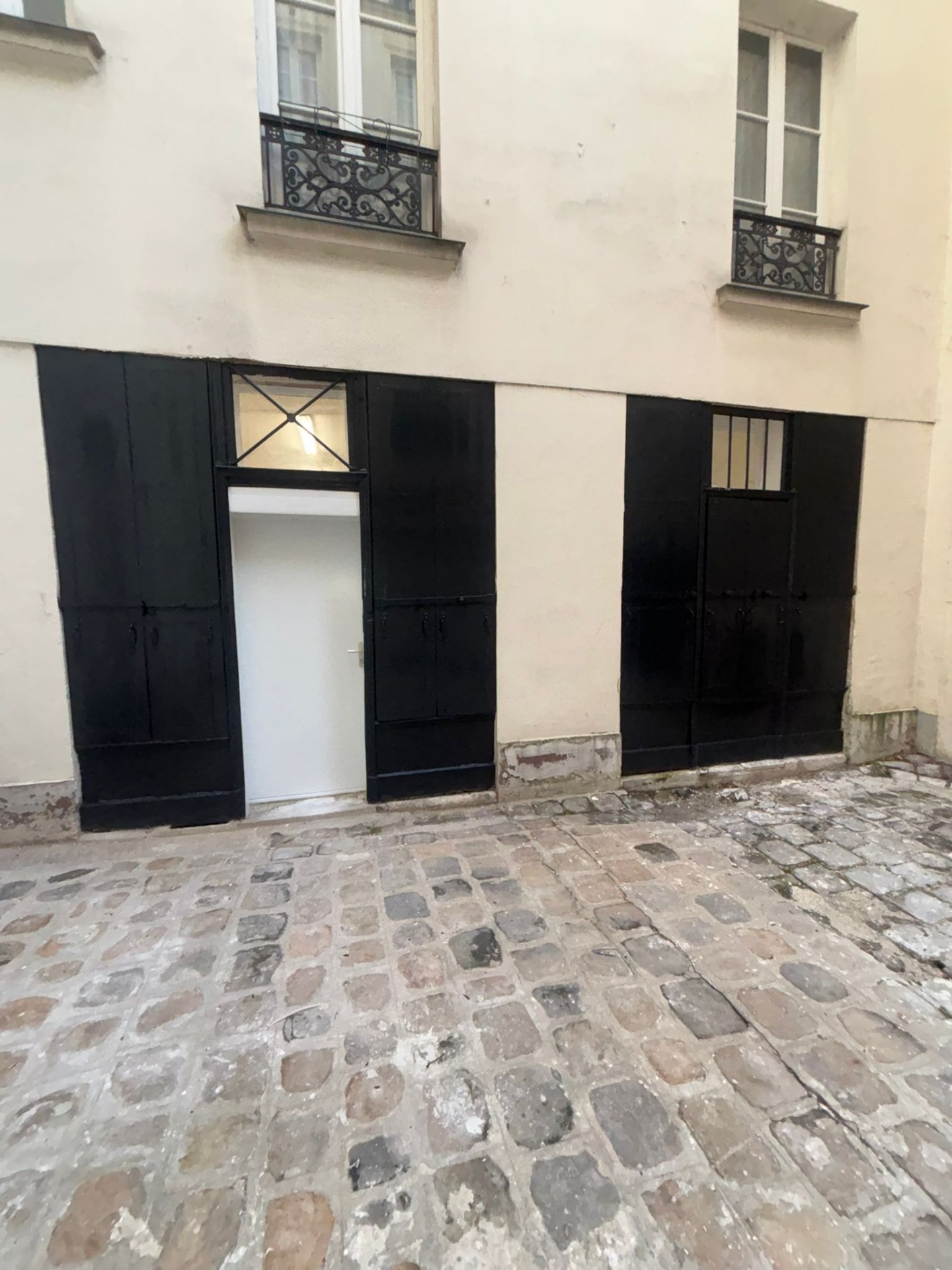 Façade sur cour et accès d'un local professionnel rénové par WAG BTP