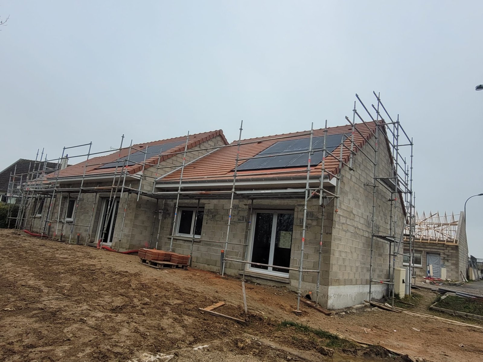 Couverture et menuiseries en cours sur le chantier de Soignolles