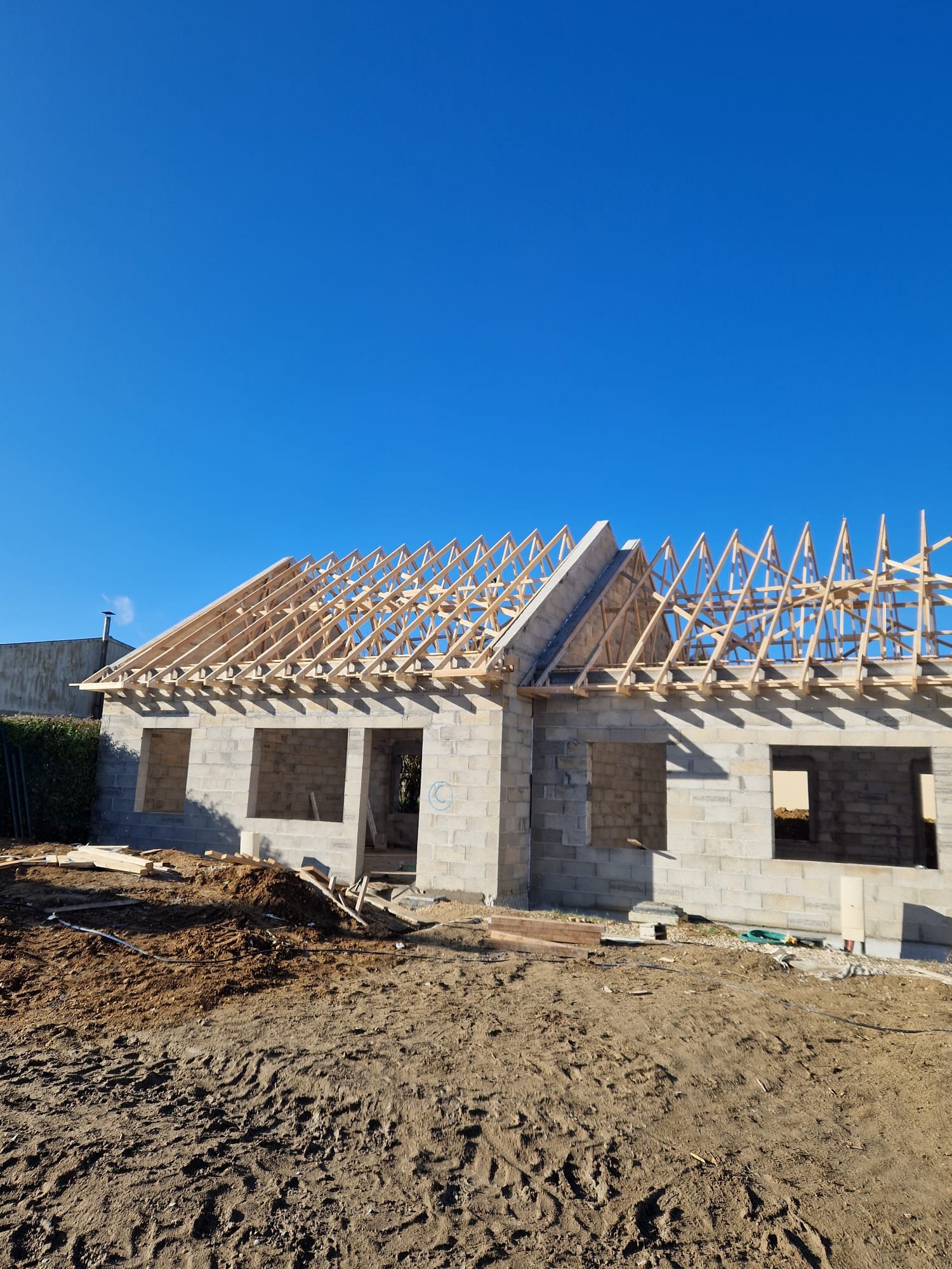 Maçonnerie et pose de la charpente du chantier de Soignolles